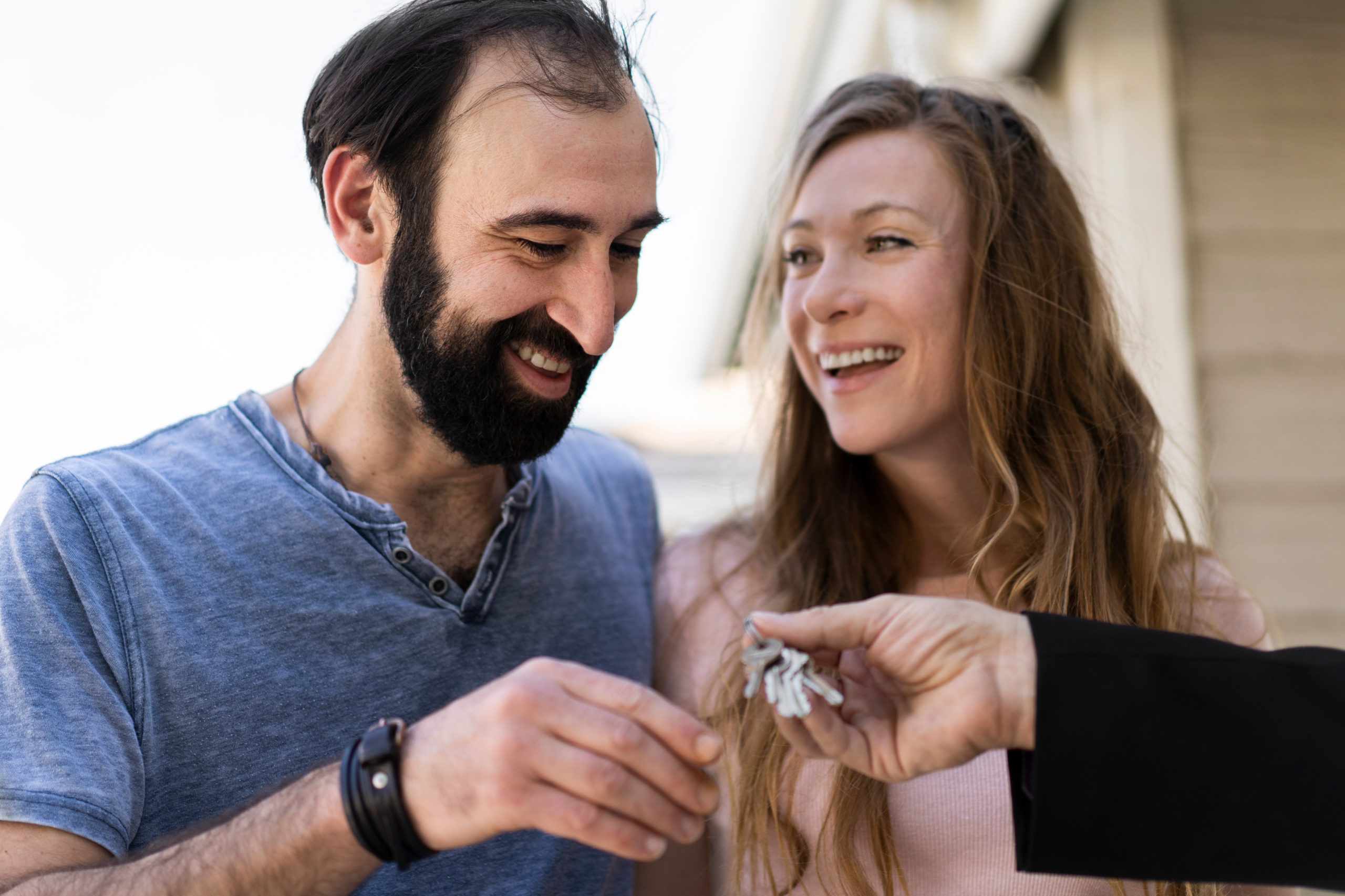 Pareja recibiendo las llaves de su casa